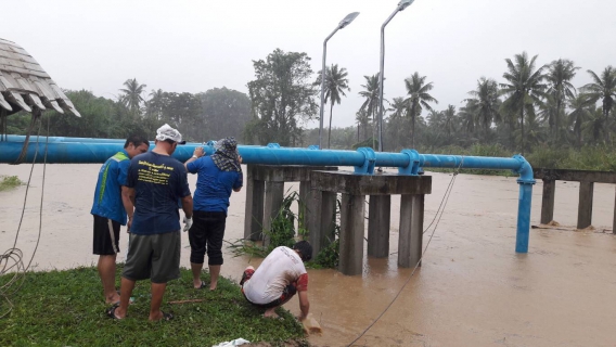 ไฟล์แนบ กปภ.บางสะพาน น้ำท่วมหนักเร่งแก้ปัญหาน้ำไหลอ่อน ต.ร่อนทอง