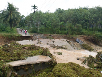 ไฟล์แนบ กปภ.บางสะพาน น้ำท่วมหนักเร่งแก้ปัญหาน้ำไหลอ่อน ต.ร่อนทอง