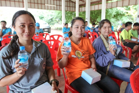 ไฟล์แนบ กปภ.เขต ๓ และกปภ.สาขาในพื้นที่จังหวัดกาญจนบุรี ส่งมอบฝายฟื้นฟูป่าต้นน้ำให้แก่ชาวศรีสวัสดิ์ ในโครงการ กปภ.รักษ์ชุมชน กิจกรรมสร้างฝายฟื้นฟูป่าต้นน้ำฯ