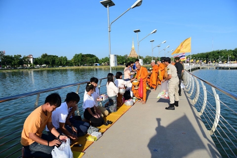 ไฟล์แนบ พิธีทำบุญตักบาตรเทโวเนื่องในงานประเพณีออกพรรษา ลอยประทีปบูชา พุทธกตัญญู ประจำปี 2562