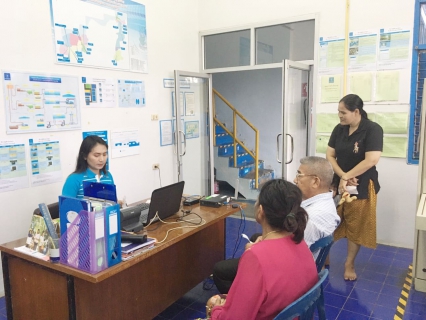 ไฟล์แนบ การประปาส่วนภูมิภาคสาขากาญจนดิษฐ์ ภายใต้การนำของ นางอัญชลี รัตนสุภา ผู้จัดการการประปาส่วนภูมิภาคสาขากาญจนดิษฐ์ มอบหมายให้พนักงาน งานจัดเก็บรายได้ ลงพื้นที่รับชำระค่าน้ำประปานอกสถานที่ ประจำเดือน พฤศจิกายน ๒๕๖๒ โดยได้ออกรับชำระค่าน้ำประปา วันศุกร์ที่ ๑๕ พฤศจิกายน ๒๕๖๒ ณ สถานีผลิตน้ำวิภาวดี หน่วยบริการบ้านใน ตำบลปากแพรก อำเภอดอนสัก จังหวัดสุราษฎร์ธานี เพื่อเป็นการเพิ่มช่องทางในการเก็บเงิน/และเพิ่มความสะดวกให้กับผู้ใช้น้ำอีกช่องทางหนึ่ง โดยพื้นที่หน่วยบริการบ้านใน จะออกมารับชำระค่าน้ำเป็นประจำ ในวันศุกร์ สัปดาห์ที่ ๓ ของทุกเดือน