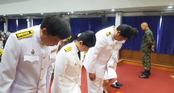 ไฟล์แนบ เมื่อวันที่พฤหัสบดีที่ 14 พฤศจิกายน  2562  กปภ.สาขาปทุมธานีได้เข้าร่วมพิธีถวายเครื่องราชสักการะและถวายราชสดุดีเฉลิมพระเกียรติพระบาทสมเด็จพระบรมชนกาธิเบศร มหาภูมิพลอดุลยเดชมหาราช บรมนาถบพิตร  เนื่องใน วันพระบิดาแห่งฝนหลวง