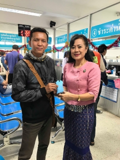 ไฟล์แนบ การประปาส่วนภูมิภาคสาขาคลองหลวง มอบของที่ระลึกให้ลูกค้า เนื่องในโอกาสขึ้นปีใหม่