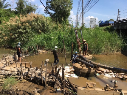 ไฟล์แนบ เมื่อน้ำดิบเริ่มน้อยลง กปภ.สาขากาญจนดิษฐ์ เร่งกันกระสอบทรายเพื่อสร้างฝ่ายน้ำล้น เพื่อยกระดับน้ำให้สูงขึ้น เพื่อให้สามารถสูบได้ดิบขึ้นมาผลิตน้ำประปาให้ผู้ใช้น้ำ