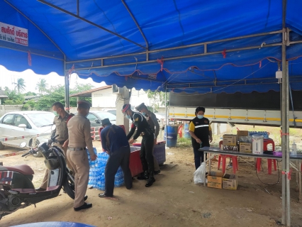 ไฟล์แนบ กปภ.สาขาท่ามะกา สนับสนุนน้ำดื่มเพื่อแจกจ่ายประชาชน และเจ้าหน้าที่ผู้ปฏิบัติงานด้านเฝ้าระวังป้องกันและแก้ไขปัญหาโรคติดเชื้อไวรัสโคโรนา 2019 (COVID-19) ในพื้นที่จังหวัดกาญจนบุรี จุดตรวจ จุดสกัด ดูแลการเดินทางเข้าพื้นที่จังหวัดกาญจนบุรี การเฝ้าระวังการติดต่อโรคโควิด-19 จำนวน 2 จุด จุดแรกบริเวณทางหลวงแผ่นดินหมายเลข 346  บ้านโปร่ง หมู่ที่ 7 ตำบลพระแท่น อำเภอท่ามะกา จังหวัดกาญจนบุรี และ จุดที่ 2 บริเวณหน้าสถานีตำรวจภูธรลูกแก อำเภอท่ามะกา จังหวัดกาญจนบุรี
