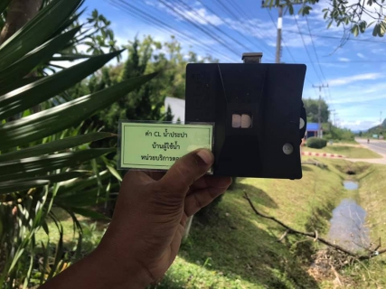 ไฟล์แนบ การประปาส่วนภูมิภาคสาขากาญจนดิษฐ์ จัดทีมลงพื้นที่ตรวจวัดคุณภาพน้ำ ณ บ้านลูกค้า ม.9 ต.ปากแพรก อ.ดอนสัก จ.สุราษฎร์ธานี ในวันอังคารที่ 21 กันยายน พ.ศ.2564 ผลการตรวจสอบพบว่า น้ำประปาผ่านเกณฑ์คุณภาพของ ของ กปภ และกรมอนามัยกำหนด ทั้งนี้ เพื่อสร้างความมั่นใจให้กับลูกค้าของ กปภ. พร้อมทั้งเจ้าหน้าที่ได้ให้คำแนะนำเกี่ยวกับการดูแลรักษาระบบประปาภายในบ้านเบื้องต้นต่อไป 