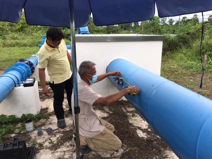 ไฟล์แนบ การประปาส่วนภูมิภาคสาขากาญจนดิษฐ์ และงานมาตรวัดน้ำ กองระบบจำหน่าย กปภ.เขต 4 เข้าทดสอบมาตรเพื่อทำการสอบเทียบมาตรวัดน้ำ ชนิดแมคเนติคเซนเซอร์ ขนาด 500 มิลลิเมตร   ณ สถานีเพิ่มแรงดันพลายวาส อ.กาญจนดิษฐ์  จ.สุราษฎร์ธานี ในวันจันทร์ที่ 20 กันยายน พ.ศ.2564 ผลการตรวจสอบพบว่า มาตรวัดน้ำอยู่ในสภาพพร้อมใช้งาน มีค่าที่ยอมรับได้ 2% ทั้งนี้ เจ้าหน้าที่ได้จดบันทึกมาตรจ่ายน้ำในแต่ละวันว่ามีความแตกต่างกันมากน้อยแค่ใหนและรายงานผู้บริหารต่อไป