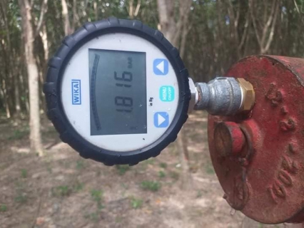 ไฟล์แนบ วันพฤหัสบดีที่ 23  กันยายน  พ.ศ. 2564 การประปาส่วนภูมิภาคสาขากาญจนดิษฐ์ โดย นางอัญชลี รัตนสุภา ผู้จัดการการประปาส่วนภูมิภาคสาขากาญจนดิษฐ์ มอบหมายให้ทีมงานผลิต ดำเนินการตรวจวัดแรงดันน้ำบ้านลูกค้า  โดยลงพื้นที่บริเวณถนนสุราษฎร์ นครศรี  สี่แยกหนองสวน และบ้านดอนยา  ตำบลกาญจนดิษฐ์ อำเภอกาญจนดิษฐ์ จังหวัดสุราษฎร์ธานี ทั้งนี้เป็นการปฏิบัติตามแผนโครงการจัดการน้ำสะอาด (WSP) เพื่อให้น้ำประปามีคุณภาพตามเกณฑ์มาตรฐานของ กปภ. และเป็นการสร้างความมั่นใจในคุณภาพน้ำประปา อีกทั้งเป็นการสร้างความสัมพันธ์ที่ดีในการบริการแก่ผู้ใช้น้ำ  และสร้างความมั่นใจให้ลูกค้าผู้ใช้น้ำต่อไป