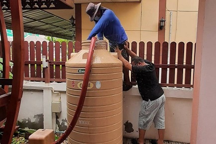 ไฟล์แนบ กปภ.สาขาชัยภูมิ นำรถบรรทุกน้ำให้บริการประชาชนที่ได้รับผลกระทบจากเหตุการณ์น้ำท่วม