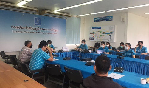 ไฟล์แนบ วันที่  21 กันยายน   2564 ผู้จัดการ กปภ.สาขาลำพูน โดยนายพรพจน์ ฑีฆายุ พร้อมหัวหน้างาน พนักงานและลูกจ้าง กปภ.สาขาลำพูน จัดกิจกรรม Morning talk และประชุมสายงาน ครั้งที่ 9/2564 ตามแผนงานกิจกรรมเพื่อสร้างระบบและส่งเสริมความผูกพันในการดำเนินงาน ของพนักงาน กปภ.สาขาลำพูน และรับทราบนโยบายการทำงานต่าง ๆ จากผู้จัดการ และแลกเปลี่ยนความรู้ ความคิดเห็นในการทำงาน พร้อมทั้งกำชับพนักงานในสังกัด ให้เตรียมความพร้อมในช่วงสถานการณ์โควิด-19 ให้มีการจัดเตรียมอุปกรณ์ในการป้องกันในการให้บริการลูกค้า อย่างเพียงพอ เพื่อให้บริการลูกค้าที่มารับบริการภายในอาคารสำนักงาน พร้อมทั้ง งานอำนวยการได้ทำการแลกเปลี่ยนเรียนรู้ ในการให้บริการออนไลน์ ในไลน์ @pwathailand ของ กปภ. เพื่อรองรับความต้องการของลูกค้าในสถานการณ์ โควิด -19  