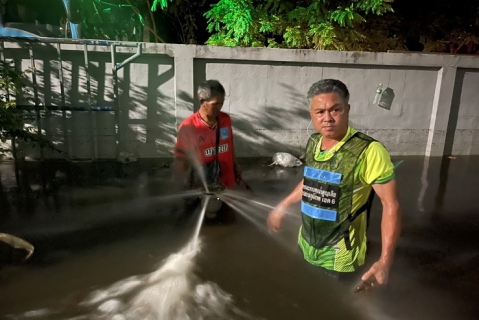 ไฟล์แนบ กปภ.สาขาชัยภูมิ นำรถบรรทุกน้ำแจกจ่ายลูกค้า ช่วยบรรเทาความเดือดร้อนจากสถานการณ์น้ำท่วม