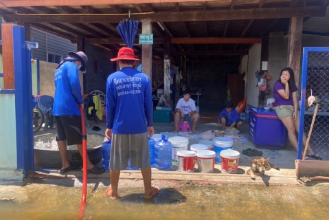 ไฟล์แนบ กปภ.สาขาชัยภูมิ นำรถบรรทุกน้ำแจกจ่ายลูกค้า ช่วยบรรเทาความเดือดร้อนจากสถานการณ์น้ำท่วม