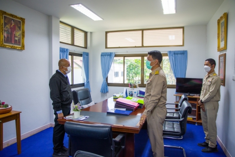 ไฟล์แนบ วันจันทร์ที่ 4 ตุลาคม 2564 นายสุราพงศ์ สมหวัง ผจก. กปภ.  สาขากาญจนดิษฐ์   เข้าพบว่าที่ร้อยโทสมชาย เรืองจันทร์  นายอำเภอกาญจนดิษฐ์ เพื่อเข้าพบสวัสดีและรายงานตัว เนื่องในโอกาสเข้ารับตำแหน่งใหม่  และ มาปฏิบัติหน้าที่ผู้จัดการการประปาส่วนภูมิภาคสาขากาญจนดิษฐ์  ได้พบปะพูดคุยปรึกษาหารือเกี่ยวกับเรื่องระบบน้ำประปาในพื้นที่อำเภอกาญจนดิษฐ์   ไม่ว่าจะเป็นเรื่องแนวทางการให้บริการ, คุณภาพน้ำประปา, การซ่อมท่อแตกรั่ว รวมถึงการเข้าร่วมกิจกรรมกับหน่วยงานราชการในพื้นที่ เพื่อหาแนวทางการปฏิบัติงานและแนวทางแก้ปัญหาร่วมกัน  การให้บริการประชาชนอย่างทั่วถึง  และมั่นใจในการให้บริการของการประปาส่วนภูมิภาคสาขากาญจนดิษฐ์