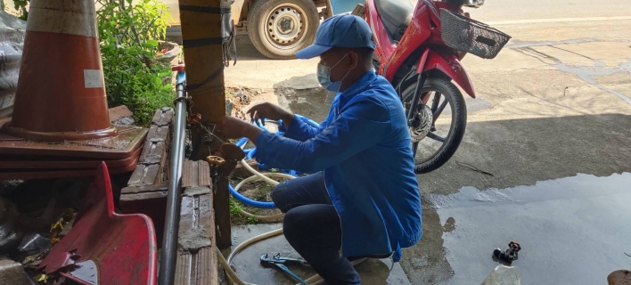 ไฟล์แนบ วันหยุดที่ไม่ธรรมดา Mr.ประปาลุยเดี่ยวซ่อมท่อ แก้ปัญหาจบไม่รอรี  ลูกค้าขนานนามใหม่ " Mr.ยกนิ้วเยี่ยม" 