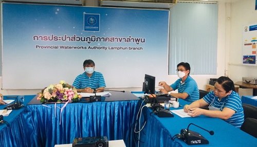ไฟล์แนบ วันที่  19 ตุลาคม   2564 ผู้จัดการ กปภ.สาขาลำพูน โดยนายพรพจน์ ฑีฆายุ พร้อมหัวหน้างาน พนักงานและลูกจ้าง กปภ.สาขาลำพูน จัดกิจกรรม Morning talk และประชุมสายงาน ครั้งที่ 1/2565 ตามแผนงานกิจกรรมเพื่อสร้างระบบและส่งเสริมความผูกพันในการดำเนินงาน ของพนักงาน กปภ.สาขาลำพูน และรับทราบนโยบายการทำงานต่าง ๆ จากผู้จัดการ และแลกเปลี่ยนความรู้ ความคิดเห็นในการทำงาน พร้อมทั้งกำชับพนักงานในสังกัด ให้เตรียมความพร้อมในช่วงสถานการณ์โควิด-19 ให้มีการจัดเตรียมอุปกรณ์ในการป้องกันในการให้บริการลูกค้า อย่างเพียงพอ เพื่อให้บริการลูกค้าที่มารับบริการภายในอาคารสำนักงาน  พร้อมทั้งต้อนรับหัวหน้างานบริการฯ ที่เข้ารับตำแหน่งใหม่ และแลกเปลี่ยนแนวทางการบริหารงานต่อพนักงาน 