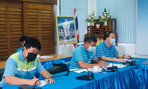 ไฟล์แนบ วันที่  19 ตุลาคม   2564 ผู้จัดการ กปภ.สาขาลำพูน โดยนายพรพจน์ ฑีฆายุ พร้อมหัวหน้างาน พนักงานและลูกจ้าง กปภ.สาขาลำพูน จัดกิจกรรม Morning talk และประชุมสายงาน ครั้งที่ 1/2565 ตามแผนงานกิจกรรมเพื่อสร้างระบบและส่งเสริมความผูกพันในการดำเนินงาน ของพนักงาน กปภ.สาขาลำพูน และรับทราบนโยบายการทำงานต่าง ๆ จากผู้จัดการ และแลกเปลี่ยนความรู้ ความคิดเห็นในการทำงาน พร้อมทั้งกำชับพนักงานในสังกัด ให้เตรียมความพร้อมในช่วงสถานการณ์โควิด-19 ให้มีการจัดเตรียมอุปกรณ์ในการป้องกันในการให้บริการลูกค้า อย่างเพียงพอ เพื่อให้บริการลูกค้าที่มารับบริการภายในอาคารสำนักงาน  พร้อมทั้งต้อนรับหัวหน้างานบริการฯ ที่เข้ารับตำแหน่งใหม่ และแลกเปลี่ยนแนวทางการบริหารงานต่อพนักงาน 