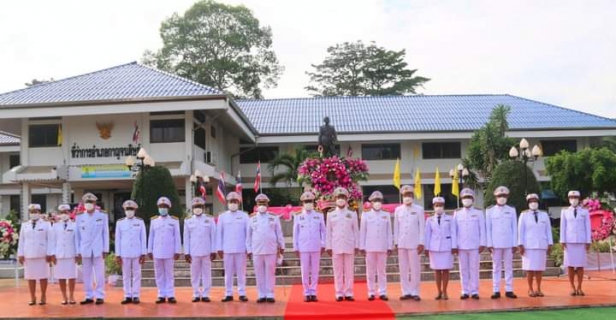 ไฟล์แนบ ในวันเสาร์ที่ ๒๓ ตุลาคม ๒๕๖๔ การประปาส่วนภูมิภาคสาขากาญจนดิษฐ์ โดยนายสุรพงศ์ สมหวัง ผู้จัดการการประปาส่วนภูมิภาคสาขากาญจนดิษฐ์ มอบหมายว่าที่ร้อยตรีสุพจน์  ศรีรักษ์ นายช่างเครื่องกล ๗ งานผลิต  เข้าร่วมพิธีวางพวงมาลา เพื่อน้อมรำลึกเนื่องในวันคล้ายวันสวรรคตพระบาทสมเด็จพระจุลจอมเกล้าเจ้าอยู่หัว รัชกาลที่ ๕ ในวันปิยมหาราช โดยมีว่าที่ร้อยโทสมชาย เรืองจันทร์ นายอำเภอกาญจนดิษฐ์ เป็นประธานพิธี  ณ บริเวณลานพระบรมราชานุสาวรีย์พระบาทสมเด็จพระจุลจอมเกล้าเจ้าอยู่หัว หน้าที่ว่าการอำเภอกาญจนดิษฐ์ จังหวัดสุราษฎร์ธานี