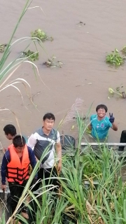 ไฟล์แนบ "ไม่ให้เธอลอยไปไหน" ระดมพนักงานผลิต ลุย!! แรงต่ำหนองปลิง เร่งกำจัดผักตบชวา / วัชพืช ป้องกันขวางทางน้ำ พร้อมซ่อมฟุตวาล์ว