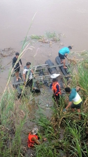 ไฟล์แนบ "ไม่ให้เธอลอยไปไหน" ระดมพนักงานผลิต ลุย!! แรงต่ำหนองปลิง เร่งกำจัดผักตบชวา / วัชพืช ป้องกันขวางทางน้ำ พร้อมซ่อมฟุตวาล์ว