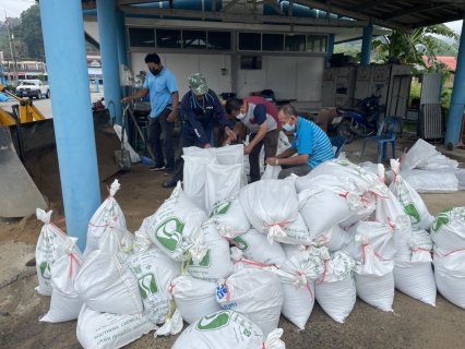 ไฟล์แนบ กปภ.สาขาทุ่งสง เตรียมรับมือหากเกิดอุทกภัยในช่วงฤดูฝนนี้ โดยติดตามสถานการณ์ปริมาณน้ำฝนอย่างใกล้ชิดและพร้อมปฏิบัติตามมาตรการและแนวทางแก้ไขปัญหาอุทกภัยของ กปภ. เพื่อลดผลกระทบต่อการผลิตน้ำประปาบริการประชาชนและป้องกันความเสียหายที่จะเกิดขึ้น 
