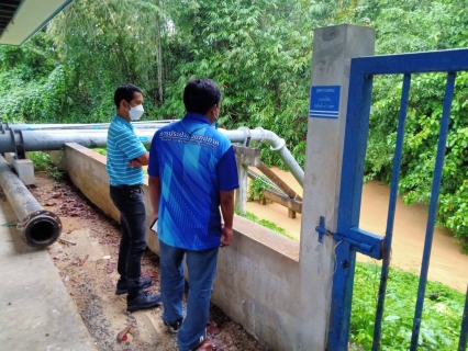 ไฟล์แนบ วันพุธที่ 10 พฤศจิกายน 2564 การประปาส่วนภูมิภาคสาขากาญจนดิษฐ์ โดย นายสุรพงศ์  สมหวัง ผู้จัดการการประปาส่วนภูมิภาคสาขากาญจนดิษฐ์ มอบหมายนายอัครเดช เพ็ชรโชติ  หัวหน้างาน 8 งานผลิต พร้อมพนักงานในสังกัด ได้ลงพื้นที่&#8203;ติดตามสถานการณ์น้ำ บริเวณโรงสูบแรงต่ำชั่วคราว คลองกะแดะ หมู่ที่ 1 ตำบลกะแดะ อำเภอกาญจนดิษฐ์  จังหวัดสุราษฎร์ธานี สถานีผลิตน้ำวิภาวดี น้ำตกบ้านใน และสถานีผลิตน้ำน้ำบ้านน้ำฉา อำเภอดอนสัก จังหวัดสุราษฎร์ธนี เพื่อเตรียมแผนรับมือป้องกันอุทกภัยที่อาจจะเกิดขึ้นในช่วงฝนตกชุก ลดผลกระทบต่อการผลิตน้ำประปาบริการประชาชน และป้องกันความเสียหายที่จะเกิดขึ้น  ทั้งนี้ได้กำกับพนักงานเข้าเวรผลิตน้ำทุกสถานีผลิตน้ำ ให้ติดตามสถานการณ์น้ำและรายงานเป็นระยะต่อไป