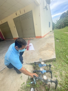 ไฟล์แนบ วันพุธที่ 16 พฤศจิกายน 2564 การประปาส่วนภูมิภาคสาขากาญจนดิษฐ์ โดยนายสุรพงศ์ สมหวัง ผู้จัดการ กปภ.สาขากาญจนดิษฐ์ มอบหมายคณะกรรมการลดน้ำสูญเสียเชิงพาณิชย์ในการตรวจสอบและทดสอบมาตร 0 คิว พื้นที่เขตจำหน่ายน้ำ ดอนสัก เทศบาลเมืองดอนสัก อำเภอดอนสัก เพื่อลดน้ำสูญเสียในระบบจำหน่ายและเพิ่มน้ำจำหน่ายต่อไป