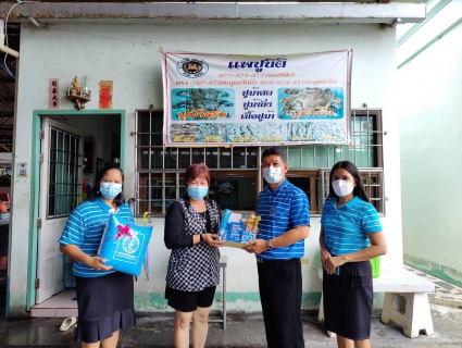 ไฟล์แนบ วันอังคารที่ 23 พฤศจิกายน 2564 นายสุรพงศ์ สมหวัง ผู้จัดการการประปาส่วนภูมิภาคสาขากาญจนดิษฐ์ พร้อมหัวหน้างาน ลงพื้นที่พบลูกค้ารายใหญ่ พบปะพูดคุยและสอบถามความพึงพอใจในน้ำประปาของการประปาส่วนภูมิภาคสาขากาญจนดิษฐ์ ในเขตพื้นที่การให้บริการของ กปภ.สาขากาญจนดิษฐ์ โดยได้เข้าพบ นางนันทนี เชยกลิ่น เจ้าของกิจการแพปูนิติ ให้การต้อนรับ โดยได้พูดคุยเพื่อสอบถามปัญหาอุปสรรคและความพึงพอใจ และข้อมูลการใช้น้ำของแพปูนิติ อำเภอดอนสัก สุราษฎร์ธานี เพื่อนำข้อมูลแก้ไขและปรับปรุงต่อไปทั้งนี้ได้ กปภ. ได้ให้ความมั่นใจในการตรวจสอบคุณภาพน้ำประปาทุกวันเพื่อสร้างความมั่นใจให้ลูกค้าของ กปภ.