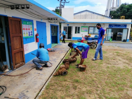 ไฟล์แนบ วันศุกร์ที่ 19 พฤศจิกายน 2564 การประปาส่วนภูมิภาคสาขากาญจนดิษฐ์ โดยนายสุรพงศ์ สมหวัง ผู้จัดการ กปภ.สาขากาญจนดิษฐ์ มอบหมายนายอัครเดช เพ็ชรโชติ หัวหน้างาน 8 งานผลิต พร้อมพนักงานในสังกัดทำการปรับปรุงแก้ไขประตูน้ำโบล์ตะกอนโรงกรองน้ำขนาด 20 และ 30 ลบ.ม/ชม. โรงกรองน้ำหลังสำนักงาน แม่ข่ายกาญจนดิษฐ์ โดยทำการปรับปรุงแก้ไขประตูน้ำที่ชำรุดออกและนำเอาประตูน้ำที่เลิกใช้แต่ยังพร้อมสามารถนำมาใช้งานได้อีกครั้ง เพื่อประหยัดค่าใช้จ่ายให้  กปภ. ต่อไป