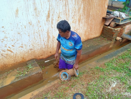 ไฟล์แนบ วันศุกร์ที่ 19 พฤศจิกายน 2564 การประปาส่วนภูมิภาคสาขากาญจนดิษฐ์ โดยนายสุรพงศ์ สมหวัง ผู้จัดการ กปภ.สาขากาญจนดิษฐ์ มอบหมายนายอัครเดช เพ็ชรโชติ หัวหน้างาน 8 งานผลิต พร้อมพนักงานในสังกัดทำการปรับปรุงแก้ไขประตูน้ำโบล์ตะกอนโรงกรองน้ำขนาด 20 และ 30 ลบ.ม/ชม. โรงกรองน้ำหลังสำนักงาน แม่ข่ายกาญจนดิษฐ์ โดยทำการปรับปรุงแก้ไขประตูน้ำที่ชำรุดออกและนำเอาประตูน้ำที่เลิกใช้แต่ยังพร้อมสามารถนำมาใช้งานได้อีกครั้ง เพื่อประหยัดค่าใช้จ่ายให้  กปภ. ต่อไป