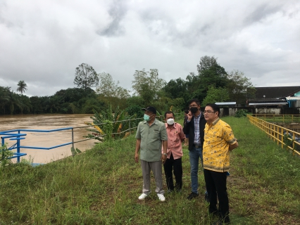 ไฟล์แนบ การประปาส่วนภูมิภาคสาขาหลังสวน ให้การต้อนรับนายสุรชัย เชื้อแพ่ง รองผู้ว่าการ (ปฏิบัติการ 5) นายประทีป กุศลวัฒนะ ผู้อำนวยการการประปาส่วนภูมิภาค เขต 4 และนายอภิชาติ ถ้ำจันทร์ ผู้อำนวยการกองแผนและวิชาการ ในการลงพื้นที่ติดตามสถานการณ์อุทกภัย ในพื้นที่อำเภอหลังสวน
