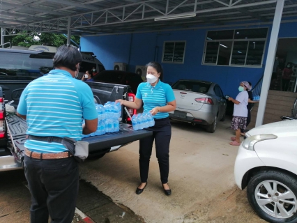 ไฟล์แนบ การประปาส่วนภูมิภาคสาขาท่าแซะ มอบน้ำดื่มบรรจุขวดตราสัญลักษณ์ กปภ. สนับสนุนการทำงานของเจ้าหน้าที่โรงพยาบาลท่าแซะ และผู้ที่เข้ารับบริการฉีดวัคซีนโควิด-๑๙