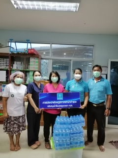 ไฟล์แนบ การประปาส่วนภูมิภาคสาขาท่าแซะ มอบน้ำดื่มบรรจุขวดตราสัญลักษณ์ กปภ. สนับสนุนการทำงานของเจ้าหน้าที่โรงพยาบาลท่าแซะ และผู้ที่เข้ารับบริการฉีดวัคซีนโควิด-๑๙