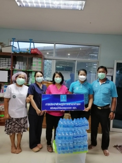 ไฟล์แนบ การประปาส่วนภูมิภาคสาขาท่าแซะ มอบน้ำดื่มบรรจุขวดตราสัญลักษณ์ กปภ. สนับสนุนการทำงานของเจ้าหน้าที่โรงพยาบาลท่าแซะ และผู้ที่เข้ารับบริการฉีดวัคซีนโควิด-๑๙