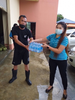 ไฟล์แนบ การประปาส่วนภูมิภาคสาขาไชยา นำน้ำดื่มบรรจุขวดตราสัญลักษณ์ กปภ. มอบให้เทศบาลตำบลท่าชนะ จำนวน 500 ขวด ณ ศาลาอเนกประสงค์เทศบาลตำบลท่าชนะ อ.ท่าชนะ จ.สุราษฎร์ธานี