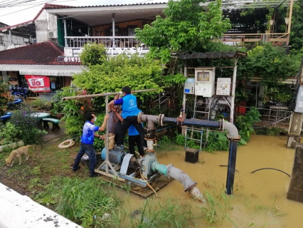 ไฟล์แนบ วันศุกร์ที่ 26 พฤศจิกายน 2564 การประปาส่วนภูมิภาคสาขากาญจนดิษฐ์ โดยนายสุรพงศ์ สมหวัง ผู้จัดการ กปภ.สาขากาญจนดิษฐ์ มอบหมาย นายอัครเดช เพ็ชรโชติ หัวหน้างาน 8 งานผลิต และพนักงานในสังกัด เร่งติดตั้งอุปกรณ์ในการเตรียมยกมอเตอร์แรงต่ำชั่วคราวคลองกะแดะ เนื่องจากฝนตกและมรสุม ทำให้ระดับน้ำในคลองเพิ่มขึ้นอย่างรวดเร็ว ดังนั้นเพื่อเป็นการป้องกัน จึงทำการติดตั้งอุปกรณ์เพื่อให้พร้อมใช้งานกรณีน้ำเพิ่มขึ้นเป็รการป้องกันความเสียหายของมอเตอร์แรงต่ำต่อไป
