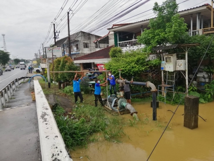 ไฟล์แนบ วันศุกร์ที่ 26 พฤศจิกายน 2564 การประปาส่วนภูมิภาคสาขากาญจนดิษฐ์ โดยนายสุรพงศ์ สมหวัง ผู้จัดการ กปภ.สาขากาญจนดิษฐ์ มอบหมาย นายอัครเดช เพ็ชรโชติ หัวหน้างาน 8 งานผลิต และพนักงานในสังกัด เร่งติดตั้งอุปกรณ์ในการเตรียมยกมอเตอร์แรงต่ำชั่วคราวคลองกะแดะ เนื่องจากฝนตกและมรสุม ทำให้ระดับน้ำในคลองเพิ่มขึ้นอย่างรวดเร็ว ดังนั้นเพื่อเป็นการป้องกัน จึงทำการติดตั้งอุปกรณ์เพื่อให้พร้อมใช้งานกรณีน้ำเพิ่มขึ้นเป็รการป้องกันความเสียหายของมอเตอร์แรงต่ำต่อไป
