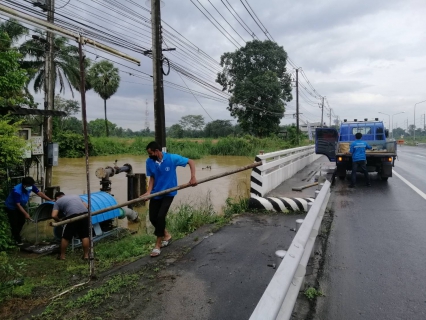 ไฟล์แนบ วันศุกร์ที่ 26 พฤศจิกายน 2564 การประปาส่วนภูมิภาคสาขากาญจนดิษฐ์ โดยนายสุรพงศ์ สมหวัง ผู้จัดการ กปภ.สาขากาญจนดิษฐ์ มอบหมาย นายอัครเดช เพ็ชรโชติ หัวหน้างาน 8 งานผลิต และพนักงานในสังกัด เร่งติดตั้งอุปกรณ์ในการเตรียมยกมอเตอร์แรงต่ำชั่วคราวคลองกะแดะ เนื่องจากฝนตกและมรสุม ทำให้ระดับน้ำในคลองเพิ่มขึ้นอย่างรวดเร็ว ดังนั้นเพื่อเป็นการป้องกัน จึงทำการติดตั้งอุปกรณ์เพื่อให้พร้อมใช้งานกรณีน้ำเพิ่มขึ้นเป็รการป้องกันความเสียหายของมอเตอร์แรงต่ำต่อไป