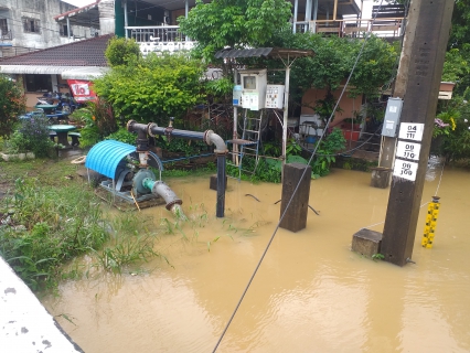 ไฟล์แนบ วันศุกร์ที่ 26 พฤศจิกายน 2564 การประปาส่วนภูมิภาคสาขากาญจนดิษฐ์ โดยนายสุรพงศ์ สมหวัง ผู้จัดการ กปภ.สาขากาญจนดิษฐ์ มอบหมาย นายอัครเดช เพ็ชรโชติ หัวหน้างาน 8 งานผลิต และพนักงานในสังกัด เร่งติดตั้งอุปกรณ์ในการเตรียมยกมอเตอร์แรงต่ำชั่วคราวคลองกะแดะ เนื่องจากฝนตกและมรสุม ทำให้ระดับน้ำในคลองเพิ่มขึ้นอย่างรวดเร็ว ดังนั้นเพื่อเป็นการป้องกัน จึงทำการติดตั้งอุปกรณ์เพื่อให้พร้อมใช้งานกรณีน้ำเพิ่มขึ้นเป็รการป้องกันความเสียหายของมอเตอร์แรงต่ำต่อไป
