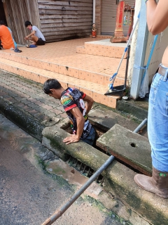 ไฟล์แนบ วันพฤหัสบดีที่ 2 ธันวาคม 2564 การประปาส่วนภูมิภาคสาขากาญจนดิษฐ์ โดยนายสุรพงศ์ สมหวัง ผู้จัดการ กปภ.สาขากาญจนดิษฐ์ มอบหมายคณะกรรมการลดน้ำสูญเสียเชิงกายภาพลงพื้นที่สำรวจหาท่อรั่วพื้นที่ตลาดกาญจนดิษฐ์ตำบลกะแดะ อำเภอกาญจนดิษฐ์ ต่อเนื่องจากเมื่อวันที่ 1 ธันวาคม 2564   เพื่อเร่งลดน้ำสูญเสียในระบบจำหน่ายต่อไป