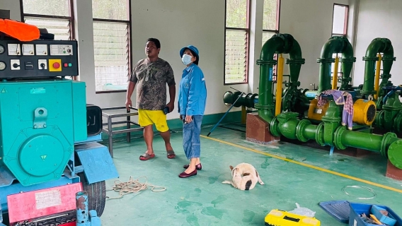 ไฟล์แนบ ผู้จัดการการประปาส่วนภูมิภาคสาขาไชยา ลงพื้นที่หน่วยบริการท่าชนะ ติดตามสถานการณ์น้ำไหลหลากในคลองท่ากระจาย ซึ่งเป็นที่ตั้งของโรงสูบแรงต่ำ มีปริมาณน้ำไหลเชี่ยว และผู้จัดการได้มอบหมายให้ทีมงานผลิต ยกตู้ไฟฟ้าให้สูงขึ้น เพื่อป้องกันมิให้เกิดความเสียหายกรณีน้ำท่วมสูง