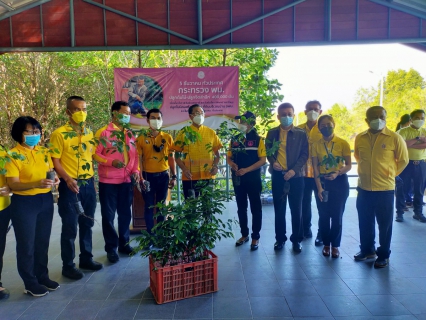 ไฟล์แนบ กปภ.สาขาตราด สนับสนุนน้ำดื่มบรรจุขวดตราสัญลักษณ์ กปภ.ในกิจกรรม ปลูกป่าในเมืองตราด หาดทรายดำ 1 เดียวในสยาม เนื่องในวันพ่อแห่งชาติและวันดินโลก 