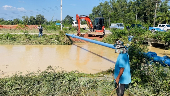 ไฟล์แนบ นายประทีป กุศลวัฒนะ ผู้อำนวยการการประปาส่วนภูมิภาค เขต 4 มอบหมายให้ นายสิงหชัย  อินทพิชัย ผู้ช่วยผู้อำนวยการการประปาส่วนภูมิภาค เขต 4 และ นายศักดิ์ชัย  ธิบาย หัวหน้างานน้ำสูญเสีย การประปาส่วนภูมิภาค เขต 4 ลงพื้นที่ติดตามท่อส่งน้ำ ขนาด 225 มม. แตกฉุกเฉิน เนื่องจากสถานการณ์อุทกภัย ในพื้นที่อำเภอไชยา