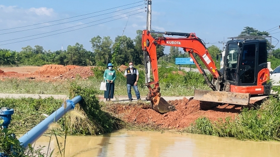 ไฟล์แนบ นายประทีป กุศลวัฒนะ ผู้อำนวยการการประปาส่วนภูมิภาค เขต 4 มอบหมายให้ นายสิงหชัย  อินทพิชัย ผู้ช่วยผู้อำนวยการการประปาส่วนภูมิภาค เขต 4 และ นายศักดิ์ชัย  ธิบาย หัวหน้างานน้ำสูญเสีย การประปาส่วนภูมิภาค เขต 4 ลงพื้นที่ติดตามท่อส่งน้ำ ขนาด 225 มม. แตกฉุกเฉิน เนื่องจากสถานการณ์อุทกภัย ในพื้นที่อำเภอไชยา