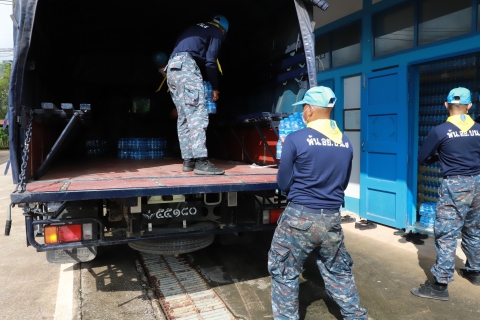 ไฟล์แนบ กปภ.ข.4 มอบน้ำดื่มให้ กองบิน 7 ช่วยเหลือประชาชนผู้ประสบอุทกภัยในพื้นที่สุราษฎร์ธานี