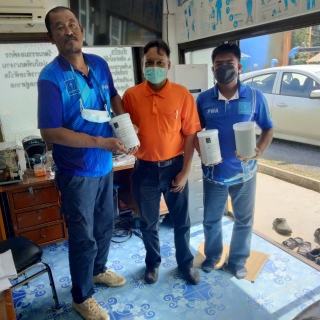 ไฟล์แนบ วันพฤหัสบดีที่ 16 ธันวาคม 2564 นายสุรพงศ์ สมหวัง ผู้จัดการ กปภ.สาขากาญจนดิษฐ์ มอบหมายงานผลิตสนับสนุนคลอรีนผง ให้กับสำนักงานสาธารณสุขอำเภอกาญจนดิษฐ์ เพื่อนำเอาคลอรีนผงไปผสมในน้ำในอัตราที่เหมาะสม และนำไปใช้ในการฉีดล้างทำความสะอาดตลาดนัดต่างๆ ภายในอำเภอกาญจนดิษฐ์ จังหสัดสุราษฎร์ธานี ในช่วงการระบาดของเชื้อไวรัส โคโรน่า 2019 ต่อไป