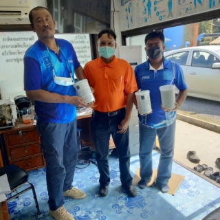 ไฟล์แนบ วันพฤหัสบดีที่ 16 ธันวาคม 2564 นายสุรพงศ์ สมหวัง ผู้จัดการ กปภ.สาขากาญจนดิษฐ์ มอบหมายงานผลิตสนับสนุนคลอรีนผง ให้กับสำนักงานสาธารณสุขอำเภอกาญจนดิษฐ์ เพื่อนำเอาคลอรีนผงไปผสมในน้ำในอัตราที่เหมาะสม และนำไปใช้ในการฉีดล้างทำความสะอาดตลาดนัดต่างๆ ภายในอำเภอกาญจนดิษฐ์ จังหสัดสุราษฎร์ธานี ในช่วงการระบาดของเชื้อไวรัส โคโรน่า 2019 ต่อไป