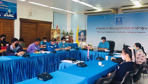ไฟล์แนบ กปภ.สาขาลำพูน จัดกิจกรรมสนทนายามเช้า (Morning Talk) และประชุมสายงาน ครั้งที่ 3/2565 ประจำเดือน ธันวาคม 2564 วันพฤหัสบดีที่ 23 ธันวาคม พ.ศ. 2564 นายพรพจน์ ฑีฆายุ ผจก.กปภ.สาขาลำพูน พร้อมด้วยหัวหน้างานและพนักงานในสังกัด จัดกิจกรรมสนทนายามเช้า (Morning Talk) ประจำเดือน ธันวาคม 2564 ติดตามผลการดำเนินงานด้านต่างๆพร้อมร่วมกันแลกเปลี่ยนความคิดเห็นและข้อเสนอแนะเกี่ยวกับการดำเนินงานทั้งภายในและภายนอกองค์กร หารือปัญหาอุปสรรคในการทำงาน การปฎิบัติงานในวันหยุดยาว เพื่อไม่ให้เกิดผลกระทบกับลูกค้า พร้อมทั้งกำชับเรื่องการฉีดวัคซีน เพื่อป้องกันโรคระบาดโควิด 2019 "เน้นย้ำพนักงาน งดให้ งดรับ ทุกของกำนัล " ในช่วงเทศกาลปีใหม่ 