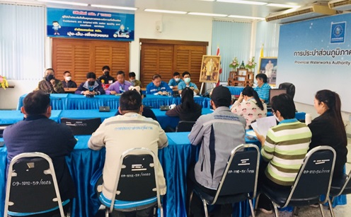 ไฟล์แนบ กปภ.สาขาลำพูน จัดกิจกรรมสนทนายามเช้า (Morning Talk) และประชุมสายงาน ครั้งที่ 3/2565 ประจำเดือน ธันวาคม 2564 วันพฤหัสบดีที่ 23 ธันวาคม พ.ศ. 2564 นายพรพจน์ ฑีฆายุ ผจก.กปภ.สาขาลำพูน พร้อมด้วยหัวหน้างานและพนักงานในสังกัด จัดกิจกรรมสนทนายามเช้า (Morning Talk) ประจำเดือน ธันวาคม 2564 ติดตามผลการดำเนินงานด้านต่างๆพร้อมร่วมกันแลกเปลี่ยนความคิดเห็นและข้อเสนอแนะเกี่ยวกับการดำเนินงานทั้งภายในและภายนอกองค์กร หารือปัญหาอุปสรรคในการทำงาน การปฎิบัติงานในวันหยุดยาว เพื่อไม่ให้เกิดผลกระทบกับลูกค้า พร้อมทั้งกำชับเรื่องการฉีดวัคซีน เพื่อป้องกันโรคระบาดโควิด 2019 "เน้นย้ำพนักงาน งดให้ งดรับ ทุกของกำนัล " ในช่วงเทศกาลปีใหม่ 