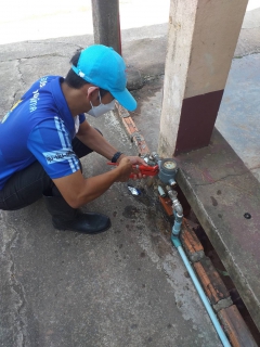 ไฟล์แนบ วันพฤหัสบดีที่ 23 ธันวาคม 2564 การประปาส่วนภูมิภาคสาขากาญจนดิษฐ์ โดยนายสุรพงศ์ สมหวัง ผู้จัดการ กปภ.สาขากาญจนดิษฐ์ มอบหมายคณะกรรมการลดน้ำสูญเสียเชิงพาณิชย์ในการตรวจสอบและทดสอบมาตร 0 คิว พื้นที่ตำบลท่าทองใหม่ ตำบลทุ่งกง   อำเภอกาญจนดิษฐ์  เพื่อเป็นการตรวจสอบมาตรในระบบจำหน่าย ควบคู่กับการเดินสำรวจหาท่อแตกท่อรั่ว ทั้งตอนกลางคืนและตอนกลางวัน เพื่อลดน้ำสูญเสียในระบบจำหน่ายต่อไป