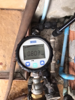 ไฟล์แนบ วันพฤหัสบดีที่ 23 ธันวาคม 2564 การประปาส่วนภูมิภาคสาขากาญจนดิษฐ์ภายใต้การบริหารงานโดย นายสุรพงศ์ สมหวัง ผู้จัดการการประปาส่วนภูมิภาคสาขากาญจนดิษฐ์  มอบหมายงานผลิต  ดำเนินการตรวจวัดแรงดันน้ำ โดยลงพื้นที่ตลาดกาญจนดิษฐ์ ตำบลกะแดะ อำเภอกาญจนดิษฐ์ จังหวัดสุราษฎร์ธานี  เพื่อตรวจวัดแรงดันน้ำที่เหมาะสมตามมาตรฐานการให้บริการของกปภ. ซึ่งผลการตรวจสอบอยู่ในเกณฑ์มาตฐานตามที่ กปภ.กำหนด อีกทั้งเป็นโอกาสอันดีในการพบผู้ใช้น้ำ ร่วมแลกเปลี่ยนความคิดเห็น เพื่อนำมาพัฒนาการบริการให้ดียิ่งขึ้น และสร้างความเชื่อมั่นและความพึงพอใจแก่ผู้ใช้น้ำในพื้นที่